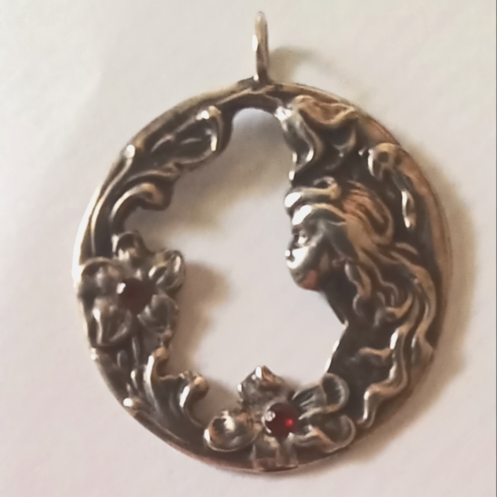 Art nouveau pendant